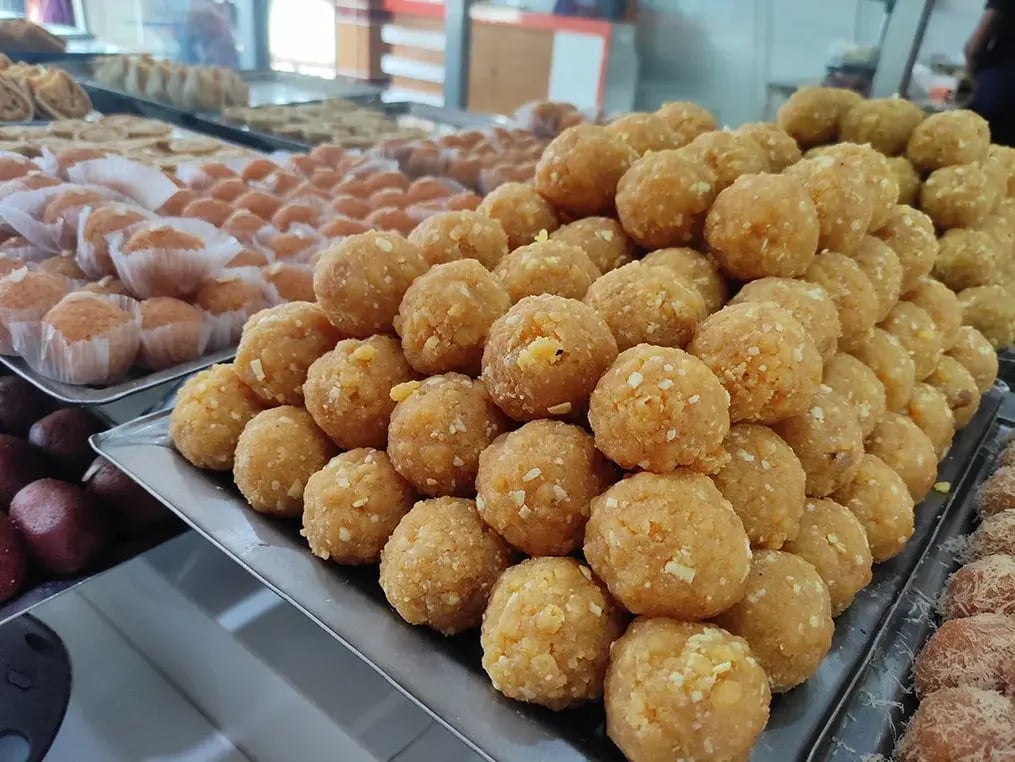 besan-and-flaxseed-ladoo